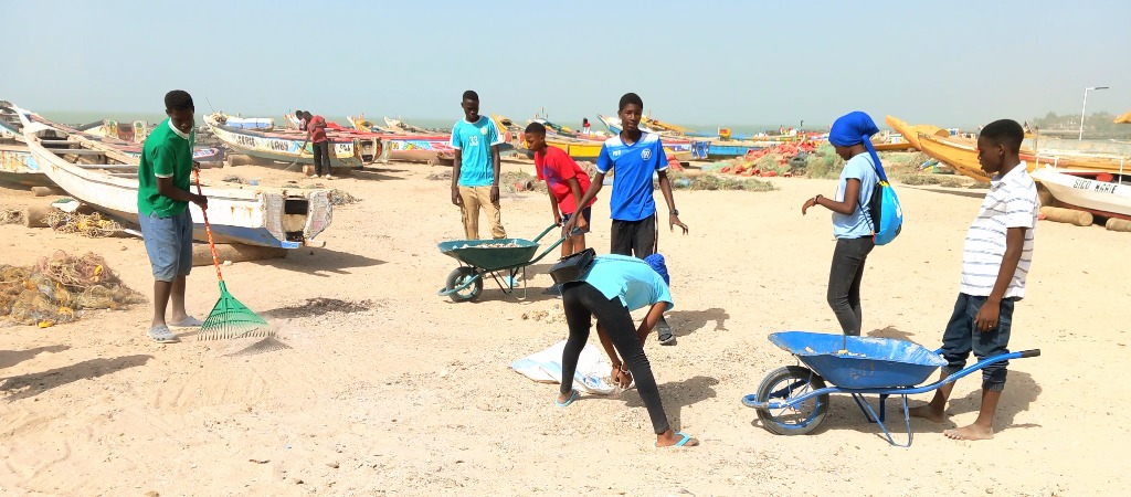 Students cleaning up the beach
